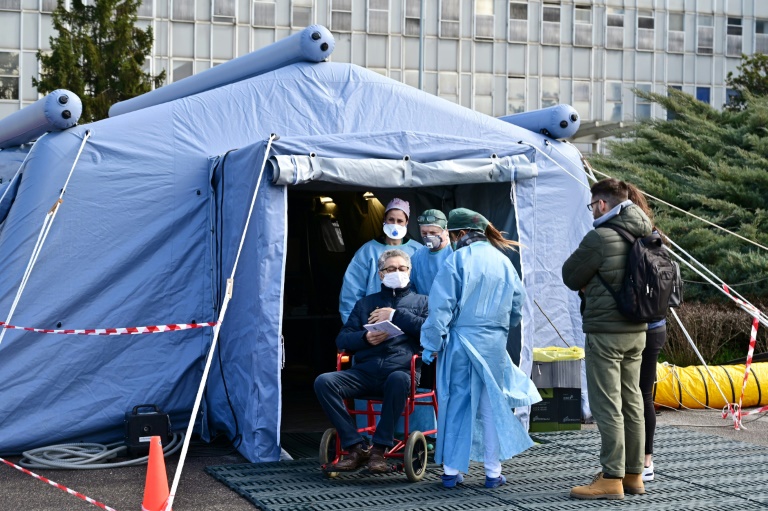 Una carpa médica utilizada en Italia